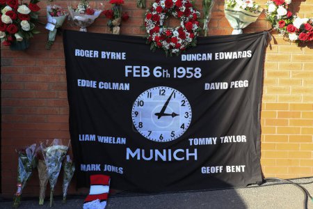 Foto de Commemorative banner as Manchester United mark the 65th anniversary of the Munich Air Disaster at Old Trafford, Manchester, United Kingdom, 6th February 2023 - Imagen libre de derechos