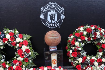 Foto de The memorial ball and wreaths as Manchester United mark the 65th anniversary of the Munich Air Disaster at Old Trafford, Manchester, United Kingdom, 6th February 2023 - Imagen libre de derechos