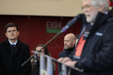 Téléchargez les photos : Harry Maguire and Erik ten Hag in attendance as Pete Martin recites The Flowers of Manchester as Manchester United mark the 65th anniversary of the Munich Air Disaster at Old Trafford, Manchester, United Kingdom, 6th February 2023 - en image libre de droit