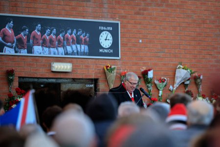 Foto de The Reverend John Boyers closes the ceremony as Manchester United mark the 65th anniversary of the Munich Air Disaster at Old Trafford, Manchester, United Kingdom, 6th February 2023 - Imagen libre de derechos