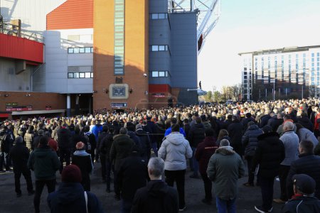 Foto de Fans in attendance as Manchester United mark the 65th anniversary of the Munich Air Disaster at Old Trafford, Manchester, United Kingdom, 6th February 2023 - Imagen libre de derechos