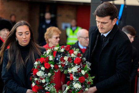 Foto de Club captain Harry Maguire and Womens captain Katie Zelem lay a wreath as Manchester United mark the 65th anniversary of the Munich Air Disaster at Old Trafford, Manchester, United Kingdom, 6th February 2023 - Imagen libre de derechos
