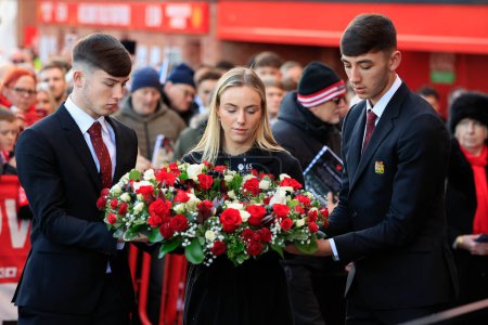 Foto de United Youth team players lay a wreath as Manchester United mark the 65th anniversary of the Munich Air Disaster at Old Trafford, Manchester, United Kingdom, 6th February 2023 - Imagen libre de derechos