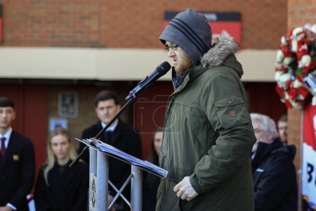 Foto de United fan Kady Cavanagh recites a poem as Manchester United mark the 65th anniversary of the Munich Air Disaster at Old Trafford, Manchester, United Kingdom, 6th February 2023 - Imagen libre de derechos