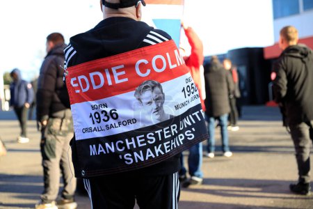 Foto de United fan with an Eddie Colman flag as Manchester United mark the 65th anniversary of the Munich Air Disaster at Old Trafford, Manchester, United Kingdom, 6th February 2023 - Imagen libre de derechos