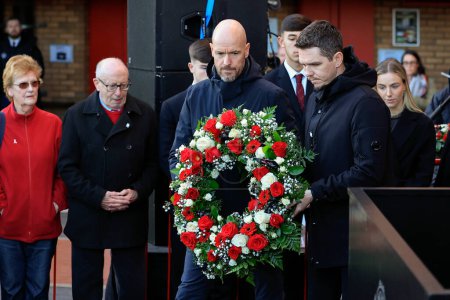 Téléchargez les photos : Team manager Erik ten Hag and Womens team manager Mark Skinner lay a wreath as Manchester United mark the 65th anniversary of the Munich Air Disaster at Old Trafford, Manchester, United Kingdom, 6th February 2023 - en image libre de droit