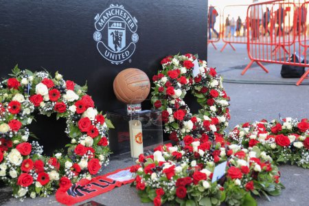 Foto de Floral tributes laid outside as Manchester United mark the 65th anniversary of the Munich Air Disaster at Old Trafford, Manchester, United Kingdom, 6th February 2023 - Imagen libre de derechos