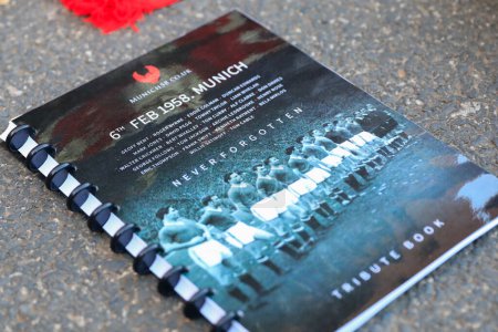 Foto de The tribute book as Manchester United mark the 65th anniversary of the Munich Air Disaster at Old Trafford, Manchester, United Kingdom, 6th February 2023 - Imagen libre de derechos