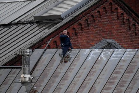 Téléchargez les photos : Un détenu est sur le toit de la prison de Manchester alias Strangeways, Manchester, Royaume-Uni, 12 avril 2023 - en image libre de droit