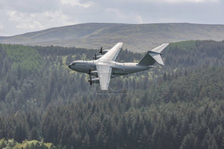Foto de Un Atlas A-400 de la RAF vuela sobre la presa Derwent en el 80 aniversario de Dambusters. El 16 de mayo de 2023 se conmemora el 80º aniversario de la Operación Chastise, más conocida como la Raid Dambusters; Derwent Dam, Bamford, Reino Unido - Imagen libre de derechos