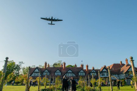 Foto de The Battle of Britain Memorial Flight Lancaster lleva a cabo un 80 aniversario de Dambusters para los miembros de la Asociación de Escuadrones 617 en Petwood Hotel, Woodhall Spa, Reino Unido, 20 de mayo de 2023 - Imagen libre de derechos
