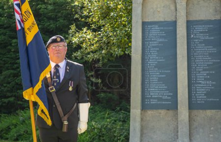 Téléchargez les photos : Des vétérans et des membres du 617e Escadron et de la Royal Air Force assistent à un service commémoratif pour le 80e anniversaire du raid Dambusters aux monuments commémoratifs de Woodhall Spa, au Royaume-Uni, le 20 mai 2023 - en image libre de droit