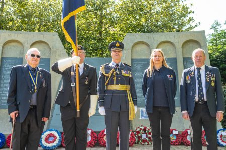 Foto de Veteranos y miembros del Escuadrón 617 y la Real Fuerza Aérea asisten a un servicio de recuerdo para el 80º Aniversario de la incursión de Dambusters en los monumentos en Woodhall Spa, Reino Unido, 20 de mayo de 2023 - Imagen libre de derechos