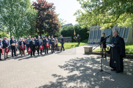 Foto de Veteranos y miembros del Escuadrón 617 y la Real Fuerza Aérea asisten a un servicio de conmemoración del 80 aniversario de la incursión de Dambusters en los monumentos en Woodhall Spa, Reino Unido, 20 de mayo de 2023 - Imagen libre de derechos
