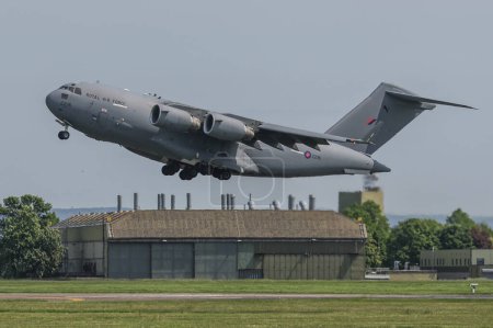 Téléchargez les photos : Le Boeing C-17 Globemaster de la RAF décolle à la RAF Leeming, Leeming Bar, Royaume-Uni, le 22 mai 2023 - en image libre de droit
