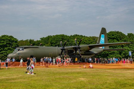 Foto de Las multitudes esperan para subir a bordo y ver el C-130J Hércules durante la RAF Cosford Air Show, Cosford, Reino Unido, 11 de junio 202 - Imagen libre de derechos