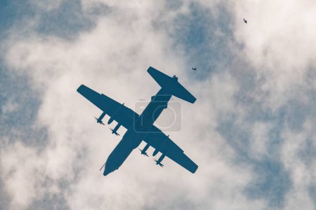 Téléchargez les photos : L'équipe de parachutistes Falcons de la RAF saute d'un C-130J Hercules lors du dernier largage opérationnel de l'avion avant sa retraite lors du spectacle aérien Cosford de la RAF, Cosford, Royaume-Uni, 11 juin 202 - en image libre de droit