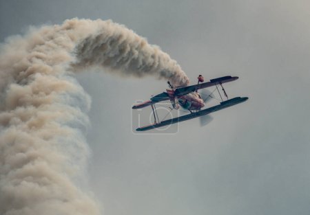 Téléchargez les photos : Le pilote d'acrobatie aérienne Rich Goodwin présente son Pitts Special lors du RAF Cosford Air Show, Cosford, Royaume-Uni, le 11 juin 2023 - en image libre de droit
