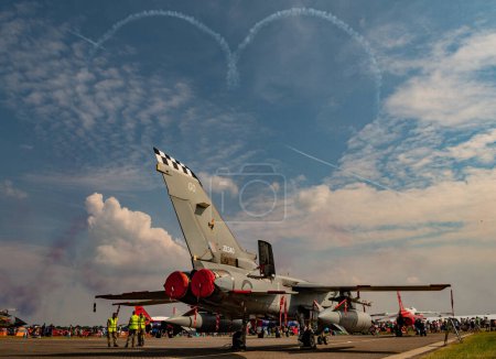 Téléchargez les photos : Les flèches rouges de la RAF dessinent leur cœur emblématique sur le ciel de Cosford lors du spectacle aérien Cosford de la RAF, Cosford, Royaume-Uni, le 11 juin 2023 - en image libre de droit