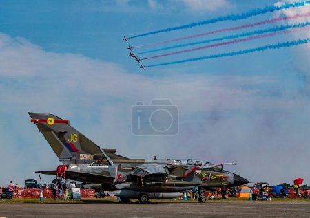 Téléchargez les photos : Les flèches rouges de la RAF s'affichent sur la foule et une Tornado à la retraite est exposée lors du spectacle aérien Cosford de la RAF, Cosford, Royaume-Uni, le 11 juin 2023 - en image libre de droit