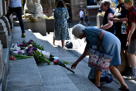 Téléchargez les photos : Attaques de Nottingham : Un membre du public dépose des fleurs au bâtiment du Conseil dans le centre-ville aujourd'hui après des attaques d'hier qui ont fait 3 morts et 3 blessés Nottingham, Royaume-Uni, 13 juin 2023 - en image libre de droit