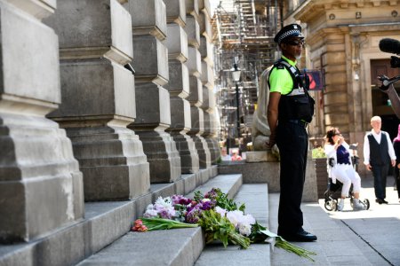 Foto de Ataques de Nottingham: Miembros del público depositan flores en el Edificio Council House en el centro de la ciudad hoy después de los ataques de ayer que dejaron 3 personas muertas y 3 heridas Nottingham, Reino Unido, 13 de junio de 2023 - Imagen libre de derechos
