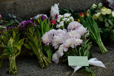Téléchargez les photos : Attaques de Nottingham : Des membres du public déposent des fleurs au bâtiment du Conseil dans le centre-ville aujourd'hui après des attaques d'hier qui ont fait 3 morts et 3 blessés Nottingham, Royaume-Uni, 13 juin 2023 - en image libre de droit