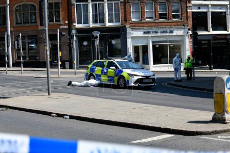 Foto de Oficiales de policía forenses registran el área local. Atentado con furgoneta de Nottingham: Tres personas muertas y un hombre arrestado después de un "incidente grave" en Nottingham City, Nottingham, Reino Unido, 13 de junio de 2023 - Imagen libre de derechos