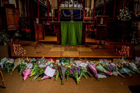 Téléchargez les photos : Attaques de Nottingham : Fleurs et hommages laissés dans l'église St Peters Dans le centre-ville de Nottingham aujourd'hui après des attaques d'hier qui ont fait 3 morts et 3 blessés Nottingham, Royaume-Uni, 13 juin 2023 - en image libre de droit