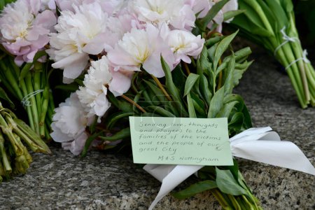 Téléchargez les photos : Attaques de Nottingham : Des membres du public déposent des fleurs au bâtiment du Conseil dans le centre-ville aujourd'hui après des attaques d'hier qui ont fait 3 morts et 3 blessés Nottingham, Royaume-Uni, 13 juin 2023 - en image libre de droit