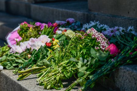Téléchargez les photos : Attaques de Nottingham : Hommages floraux laissés sur les marches du bâtiment de la Maison du Conseil dans le centre-ville de Nottingham aujourd'hui après des attaques d'hier qui ont fait 3 morts et 3 blessés Nottingham, Royaume-Uni, 13 juin 2023 - en image libre de droit