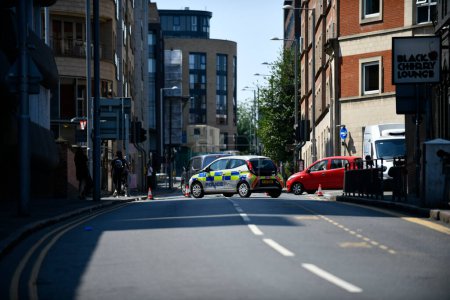 Téléchargez les photos : Un cordon de police est en place. Attaque à la fourgonnette de Nottingham : Trois personnes mortes et un homme arrêté après un "incident majeur" à Nottingham City, Nottingham, Royaume-Uni, 13 juin 2023 - en image libre de droit