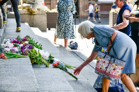 Foto de Ataques de Nottingham: Un miembro del público depositó flores en el edificio Council House en el centro de la ciudad hoy después de los ataques de ayer que dejaron 3 personas muertas y 3 heridas Nottingham, Reino Unido, 13 de junio de 2023 - Imagen libre de derechos