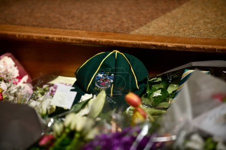 Foto de Ataques en Nottingham: Flores y tributos dejados hoy en la iglesia de St Peters en el centro de la ciudad de Nottingham después de los ataques de ayer que dejaron 3 personas muertas y 3 heridas - Imagen libre de derechos