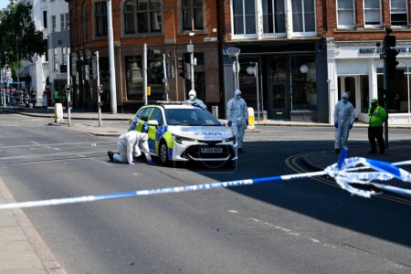 Foto de Oficiales de policía forenses registran el área local. Atentado con furgoneta de Nottingham: Tres personas muertas y un hombre arrestado después de un "incidente grave" en Nottingham City, Nottingham, Reino Unido, 13 de junio de 2023 - Imagen libre de derechos