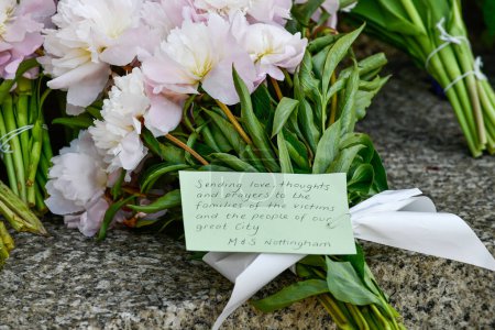 Foto de Ataques de Nottingham: Miembros del público depositan flores en el edificio de la Casa del Consejo en el centro de la ciudad hoy después de los ataques de ayer que dejaron 3 personas muertas y 3 heridas - Imagen libre de derechos