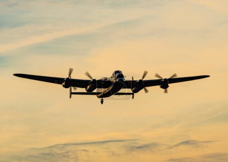 Foto de El vuelo Lancaster vuelve a la RAF Coningsby después del pasado volador por Trooping the colour en Londres - Imagen libre de derechos