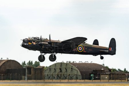 Foto de Mientras el vuelo conmemorativo de la Batalla de Gran Bretaña y los escuadrones de tifones de la RAF Coningsby se preparan para el paso elevado de Trooping the colour en la RAF Coningsby, Coningsby, Reino Unido, 17 de junio de 2023 - Imagen libre de derechos
