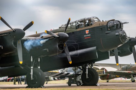 Foto de El Lancaster se inicia como el vuelo conmemorativo de la Batalla de Gran Bretaña y los escuadrones de tifones de la RAF Coningsby se preparan para el paso elevado de Trooping the colour en la RAF Coningsby, Coningsby, Reino Unido, 17 de junio de 2023 - Imagen libre de derechos