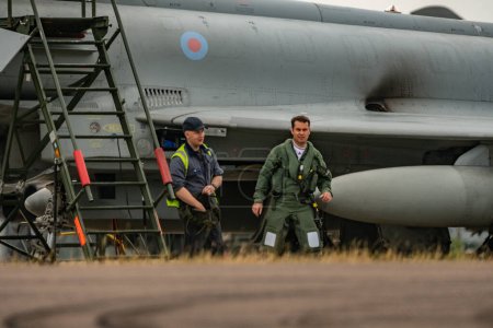 Téléchargez les photos : Des membres du personnel de la RAF effectuent auparavant des vérifications d'aéronefs à bord d'un Eurofighter Typhon lors du vol commémoratif de la bataille d'Angleterre et les escadrons du typhon Coningsby de la RAF se préparent au survol de la couleur Trooping à la RAF Coningsby, Coningsby (Royaume-Uni), du 17 au 17 juin 2023 - en image libre de droit