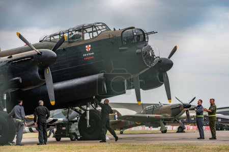 Foto de La tripulación de tierra y la tripulación de vuelo preparan al Lancaster como el vuelo conmemorativo de la Batalla de Gran Bretaña y los escuadrones de tifones de la RAF Coningsby se preparan para el vuelo de Trooping the colour en la RAF Coningsby, Coningsby, Reino Unido, 17 de junio de 2023 - Imagen libre de derechos