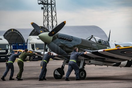 Foto de La tripulación de tierra prepara un Spitfire mientras el vuelo conmemorativo de la Batalla de Gran Bretaña y los escuadrones de tifones de la RAF Coningsby se preparan para el paso elevado de Trooping the colour en la RAF Coningsby, Coningsby, Reino Unido, 17 de junio de 2023 - Imagen libre de derechos