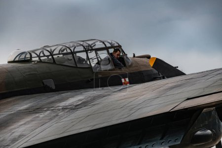 Téléchargez les photos : L'équipage au sol prépare le Lancaster alors que le vol commémoratif de la bataille d'Angleterre et les escadrons du typhon Coningsby de la RAF se préparent pour le survol de la RAF Coningsby, Coningsby, Royaume-Uni, 17 juin 2023 - en image libre de droit
