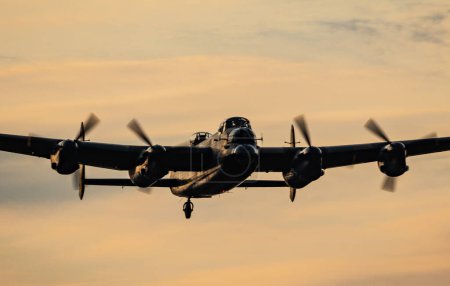 Téléchargez les photos : Le vol commémoratif de la bataille d'Angleterre Lancaster revient à la RAF Coningsby après le survol pour Trooping the color à Londres - en image libre de droit