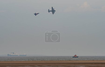 Téléchargez les photos : Lancaster of the Battle of Britain Memorial Flight and Typhon Display Team display at Cleethorpes Armed Forces Day at Cleethorpes sea front, Cleethorpes, Royaume-Uni, 18 juin 2023 - en image libre de droit