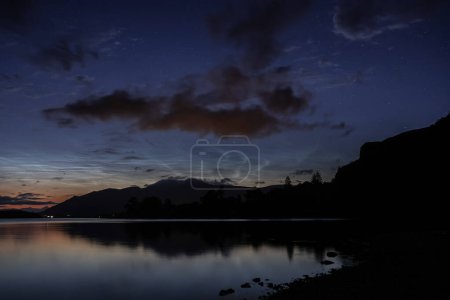 Téléchargez les photos : Nuages noctilucents au-dessus de Derwentwater sur le solstice d'été près de Keswick dans le Lake District, Cumbria, Royaume-Uni, 20 juin 2023, Royaume-Uni, 20 juin 2023 - en image libre de droit