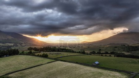 Téléchargez les photos : Les gens regardent le soleil se lever pendant la célébration du solstice d'été du Cercle de pierre de Castlerigg, Royaume-Uni, 20 juin 2023 - en image libre de droit