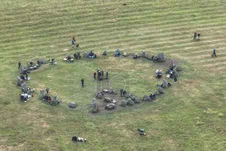 Téléchargez les photos : Les gens se rassemblent autour des pierres lors de la célébration du solstice d'été du Cercle de pierre de Castlerigg, Royaume-Uni, 20 juin 2023 - en image libre de droit