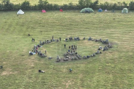 Téléchargez les photos : Les gens arrivent à Castlerigg Stone Circle Summer Solstice Celebration, Royaume-Uni, 20 juin 2023 - en image libre de droit
