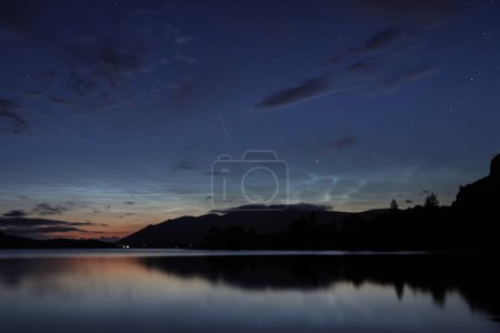 Téléchargez les photos : Nuages noctilucents au-dessus de Derwentwater sur le solstice d'été près de Keswick dans le Lake District, Cumbria, Royaume-Uni, 20 juin 2023 - en image libre de droit